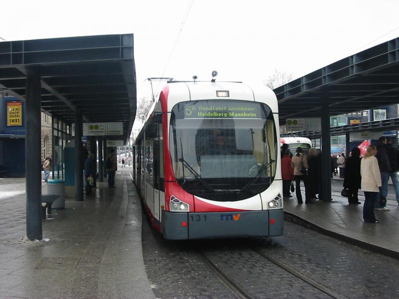 Hier sieht man eine neue Straenbahn die am 23.2.2005 im Mannheim Hbf hilt.