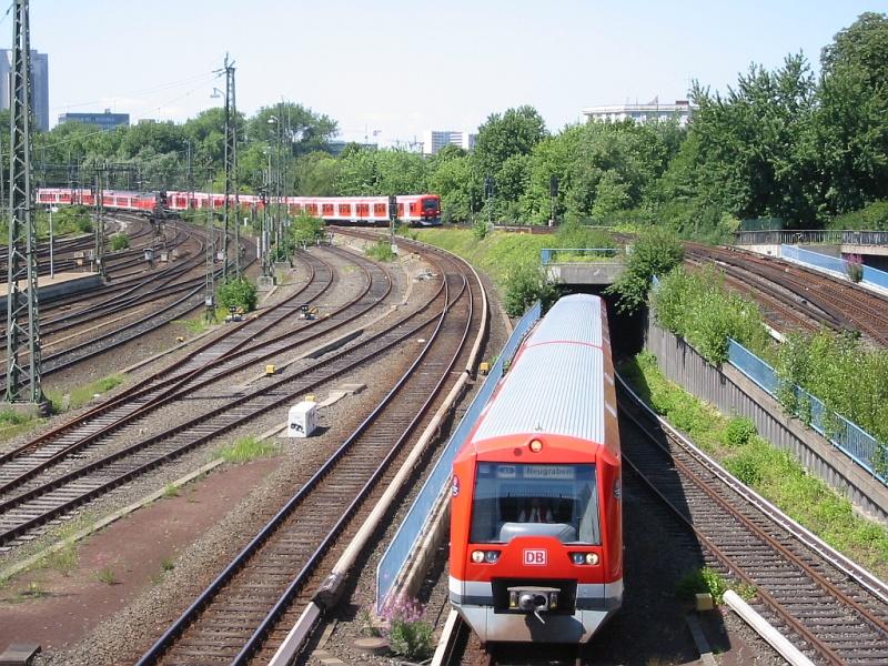 Hier sieht man das nrdliche Gleisvorfeld von Hamburg Hbf. Im Vordergrund ein S-Bahn-Zug der Linie S3, der in Richtung Bahnhof fhrt. Die Aufnahme stammt vom 11.07.2005.