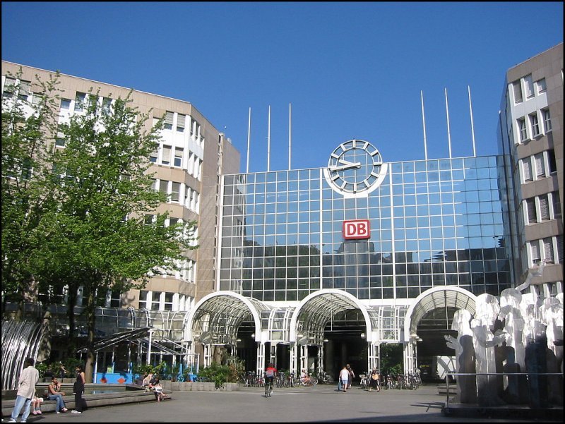 Hier sieht man den stlichen Zugang von Dsseldorf Hbf von dem Bertha-von-Suttner-Platz aus. Die Aufnahme stammt vom 13.06.2006.