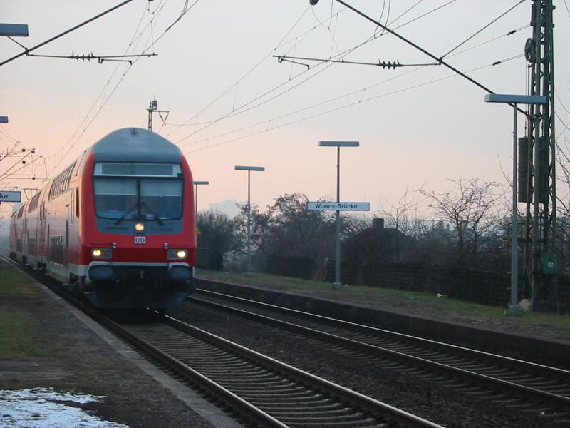 Hier sieht man die RB von Worms nach Biblis mit einem Doppelstockzug hier ist er gerade bei der Durchfahrt von Worms Brcke Schiebende Lok ist die 143-311-9 siehe:
http://www.bahnbilder.de/name/einzelbild/number/26721/kategorie/suchen/suchbegriff/Sascha+G%F6tz/offset/0.html