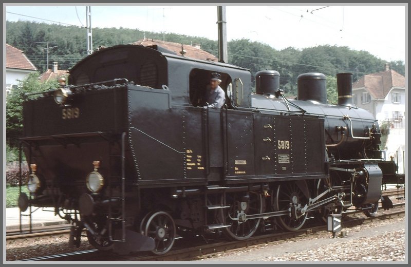 Hier sieht man schn den Kohlekasten der Eb 3/5 5819 von dem die Lok ihren bernamen Habersack zu haben scheint. Porrentruy oder Delmont, wer erkennt den Ort? (Archiv 06/77)