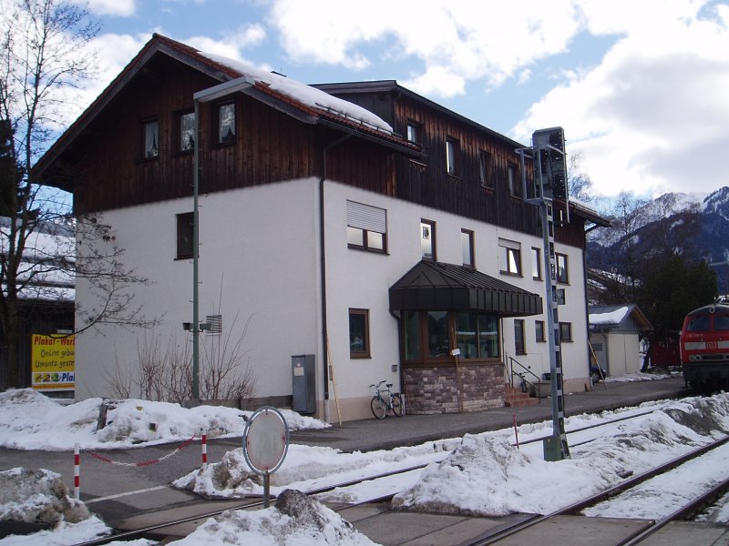 Hier sieht man das Stellwerk und bernachtungsgebude fr Das IC´s Personal von Oberstdorf am 08.03.2009.