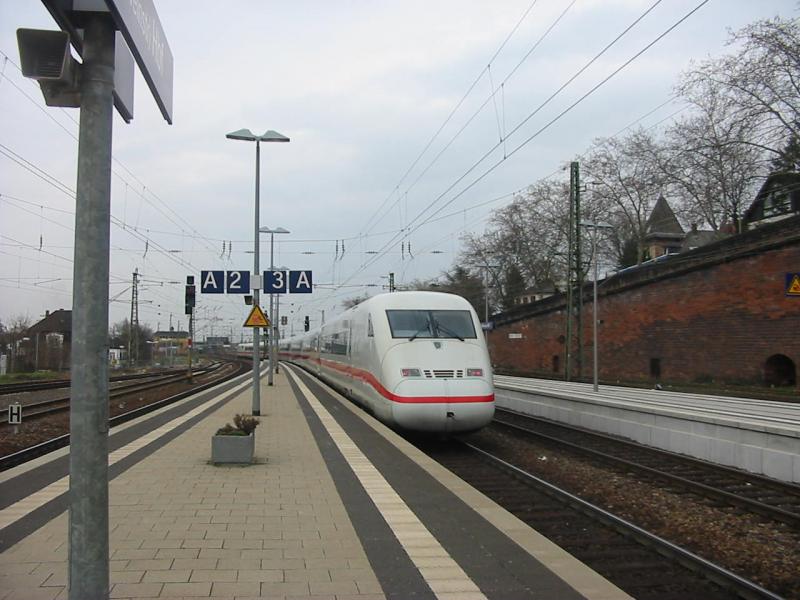 Hier sieht man den Steuerwagen des ICE2 (802-002).