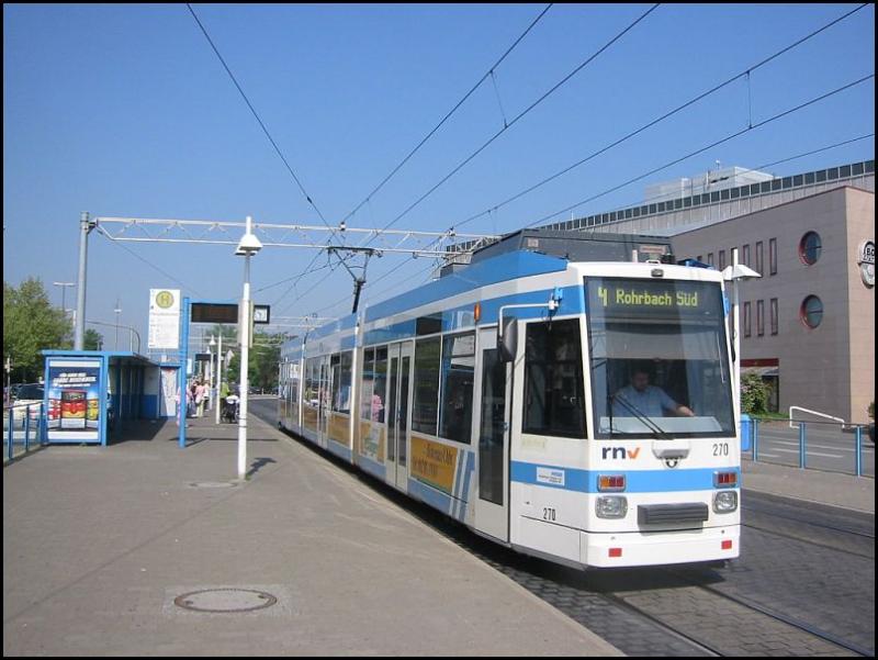 Hier sieht man die Straenbahn-Haltestelle beim Hauptbahnhof in Heidelberg. Triebwagen 270, eingesetzt auf der Linie 4 nach Rohrbach Sd, verlsst am 11.05.2006 gerade diese Haltestelle.