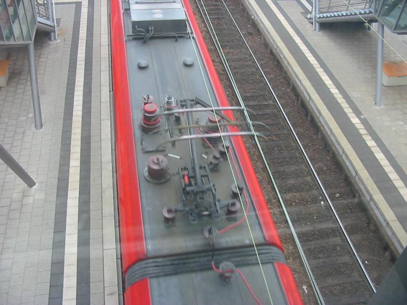 Hier sieht man den Stromabnehmer einer ET425 von oben so sieht er auch bei der 423,424 und 426 aus.