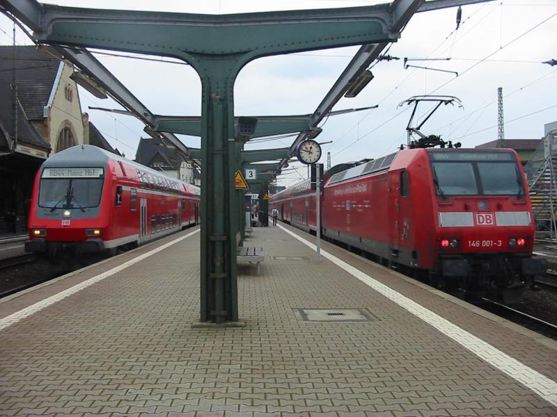 Hier sieht man das Treffen zwischen der Regionalbahn nach Mainz und nach Mannheim. Die 146 im Bild ist die 146-001 und der Steuerwagen ist eine Steuerwagen der Baureihe DABpbzfa762.