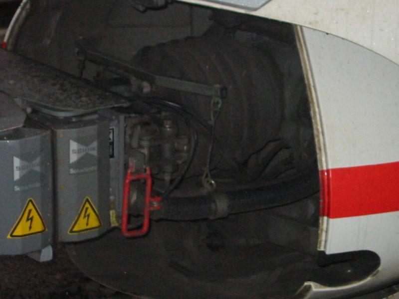 Hier sieht man die Verkabelung der Scharfenbergkupplung eines ICE3.