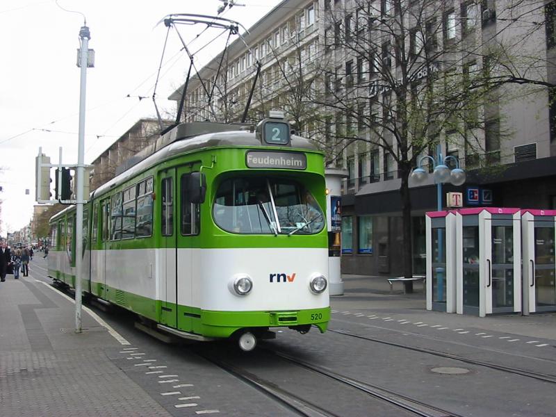Hier sieht man Wagen 520 der Mannheimer Straenbahn der nun Richtung Wasserturm fhrt.