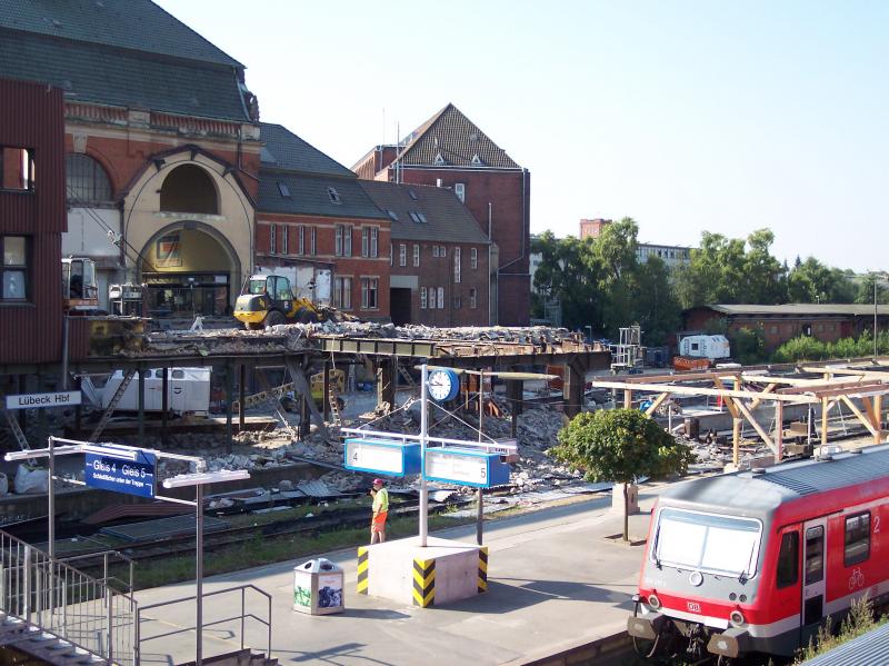Hier sieht man das was inzwischen vom schnen Lbecker Hauptbahnhof brig geblieben ist. Eigentlich schade, wer wei was nun kommt.
