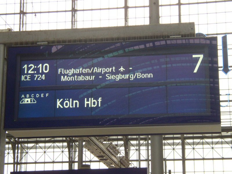 Hier sieht man, wie schln sich die Frankfurter Bahnhofshalle im Zugzielanzeiger von Gleis 7 spiegelt.  28.01.08