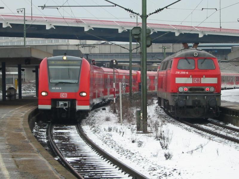 Hier sieht das Zusammentreffen zwischen der 425-204 und der 218-299. Die ET425 fhrt jetzt in den Abstellbereich Luwigshafen und die 218 schiebt eine Leerfahrt in den Abstellbereich Mannheim.