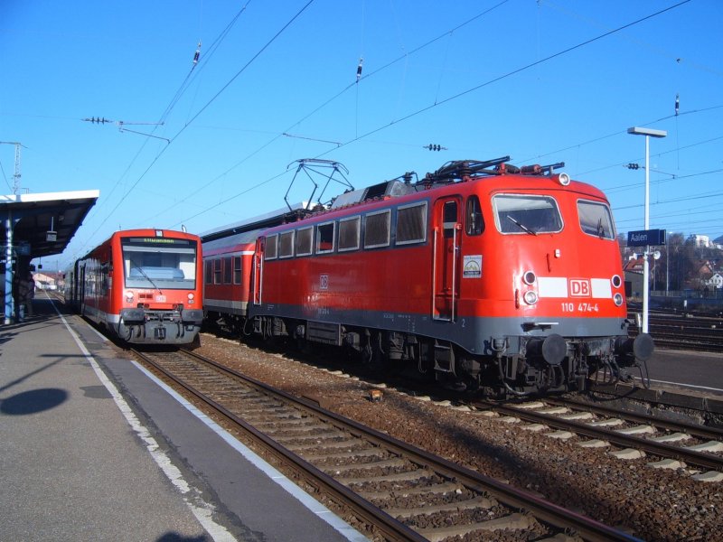 Hier siht man auf Gleis 3 des Aalener Bahnhofs, den RE von Ulm HBF mit Zwischenhalt in Aalen nach Ellwangen. Daneben, auf Gleis 4, die BR 110 474-4 mit der RegionalBahn nach Donauwrth. Foto: Aalen, den 27.12.06.