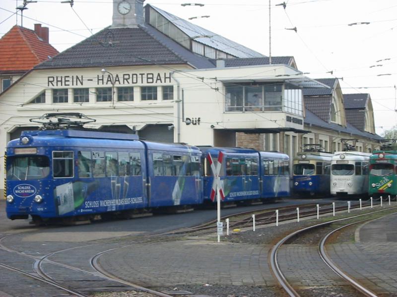 Hier sind 4 alte Straenbahnen des RHB am 25.03.2005 in Bad Drkheim abgestellt.