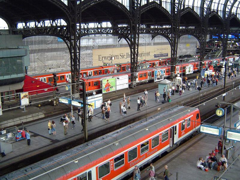 Hier sind die Bahnsteige 1 - 7 des Hamburger Hbf zu sehen. Effektiv ersichtlich sind hier aber nur die Gleise 3 - 7, da sich die ersten beiden Gleise hinter der weien Verkleidung verbergen! Die Gleise 1 - 4 im Hamburger Hbf dienen dem Stadtverkehr, wogegen die restlichen Gleise 5 - 14 fr den Regional - und Fernverkehr vorgesehen sind! (23.06.03)