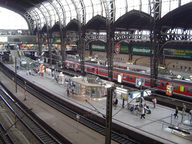 Hier sind die Bahnsteige 11 - 14 des Hamburger Hbf zusehen. Fr einen Montag war der Andrang an Fahrgsten verhltnismig gering! Doch schon wenige Minuten spter fllten sich die Bahnsteige wieder zur genge! (23.06.03)