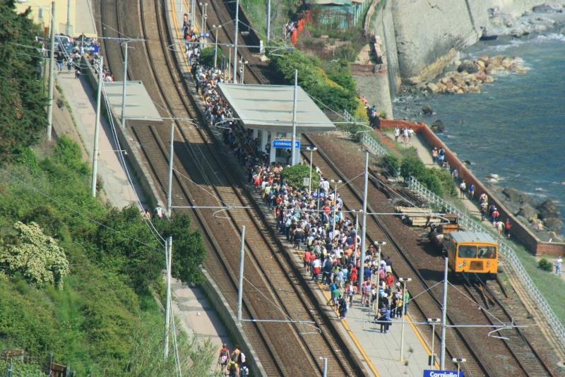 Hier sind die Bahnsteige noch voll! Ich erlebte hier den Albtraum aller Lokfhrer - die Durchfahrt mit Tempo 80 an einer berfllten Plattform. Erst kam ein Gterzug, dann zwei Schnellzge. Ein durchgehender lauter Pfiff - und dann? Schliet man die Augen oder ist man hochkonzentriet? Bremsen hilft nicht mehr. Nur das Vertrauen, dass alle Leute aufmerksam sind und keiner drngelt. Wie erleben es die Lokfhrer unter uns im diesem Portal?