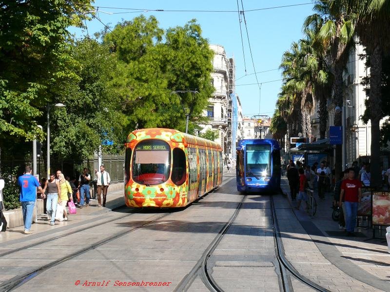 Hier sind die beiden Tramtypen von Montpellier zu sehen: Links Tram 2041 im runden und bunten Design der Linie 2 und rechts Tram2019 in blau und mit kantigem Design der Linie 1. Man darf gespannt sein wie sich dies hier weiter entwickelt: Auch fr geplante weitere Linien sind in Montpellier linienbezogene individuelle Bahnen geplant. 

07.09.2007 Montpellier Gare St-Roch