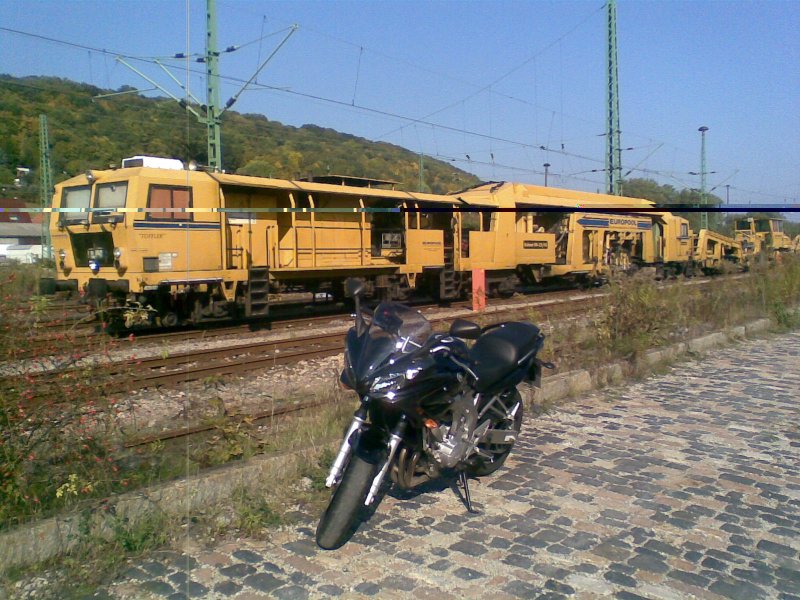 Hier sind Job und Hobby vereint. Eine yamaha FZ6 Fazer, im Hintergrund die USM 09 - 32/4S + SSP 110 SW. Fotografiert auf dem Bahnhof Groheringen am 21.10.08, also kurz vor Ende der Motorradsaison.