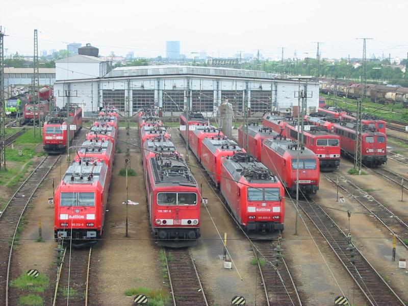 Hier sind die Loks von vorne zusehen links zusehen die 485-001 der BLS Cargo daneben eine 185 dann eine 185 dahinter eine 155 dann die 185-212 dahinter noch 5 andere 185er. Dann die 155-167 dahinter ebenfalls 5 185er. Daneben die 185-035 dahinter 2x185 und noch eine 140. Dann die 145-054 und dahinter noch einer 185. Danach eine 155 udn eine 185, dann 140+185 nebenan 2x140. Rechts leicht zusehen eine 145.