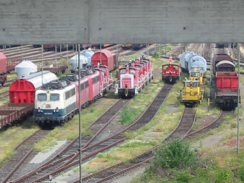 Hier sind in Mannheim Rbf nur noch wenig alte 140er vorhanden vor einem Monat waren es noch 10 140er, vorne eine Blau/Beige 140 mit Fernlicht und einige andere 140er und noch ein paar 360 und eine neu Lackeriert BR332.