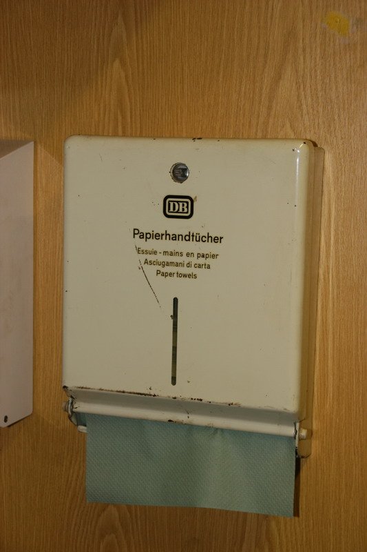 Hier sind noch die Original DB Papierhandtcher drin. 03.04.2007