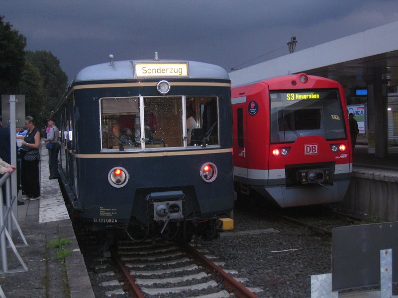 Hier sind zwei S-Bahnz�ge am abend den 23.06.2007. Der linke Zug ist
alt, und der rechte ist neuer. Der alter Zug ist am 23.6.07 mit einer 
Sonderfahrt gefahren. Der rechte Zug f�hrt bald mit der linie S3 nach
Neugraben.