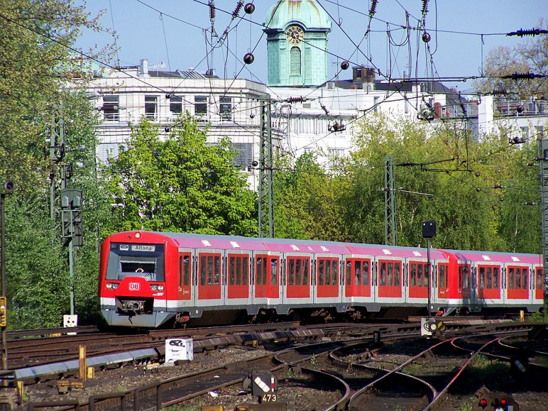 Hier sind zwei S-bahnzge der Baureihe 474 zu sehen. Zwischen Hauptbahnhof und Dammtor auf dem Weg nach Altona als S31 von Harburg kommend. 23.04.09