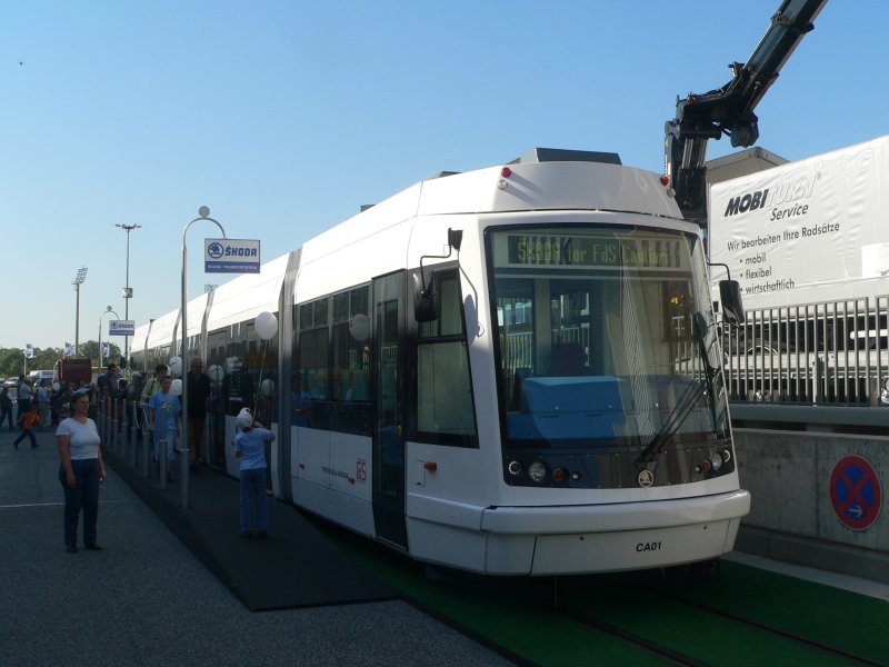 Hier eine Skoda-Tram, die nach Italien geliefert wird. Wenn jemand nhere Informationen hat, wre ich ber einen entsprechenden Kommentar dankbar. Innotrans Berlin 2006