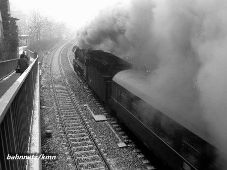 Hier ist der Sonderzug Berlin - Goslar einmal aus anderer Perspektive zu sehen. Als Zuglok fungierte brigens 44 1486.