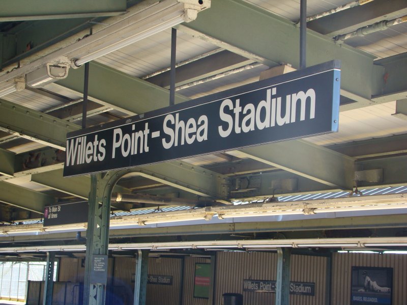 Hier die Station Willets Point / Shea Stadium am 14.04.08. Hier verkehrt die Linie 7 von Times Square Manhattan nach Flushing/Main Street in Queens.