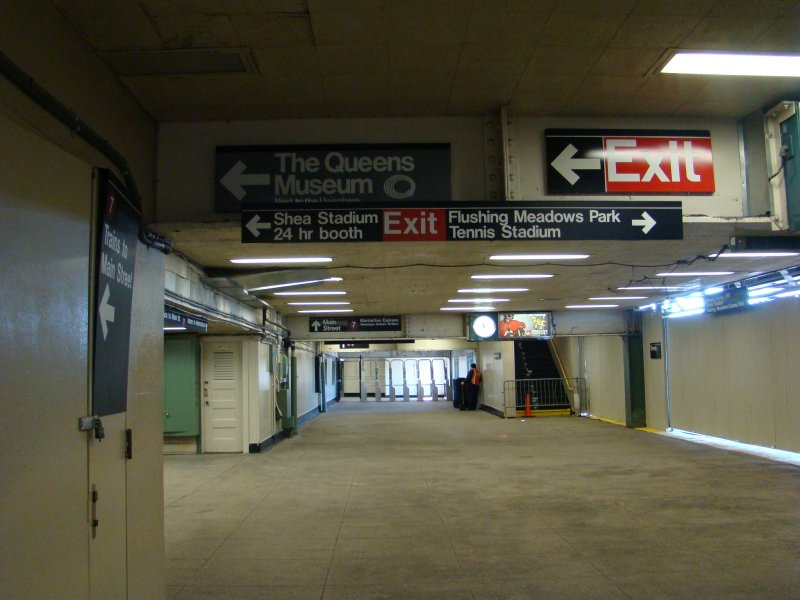 Hier die Station Willets Point / Shea Stadium am 14.04.08. Hier verkehrt die Linie 7 von Times Square Manhattan nach Flushing/Main Street in Queens.