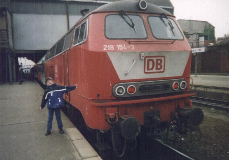 Hier stehe ich mit   meiner   218 im Bahnhof Lbeck