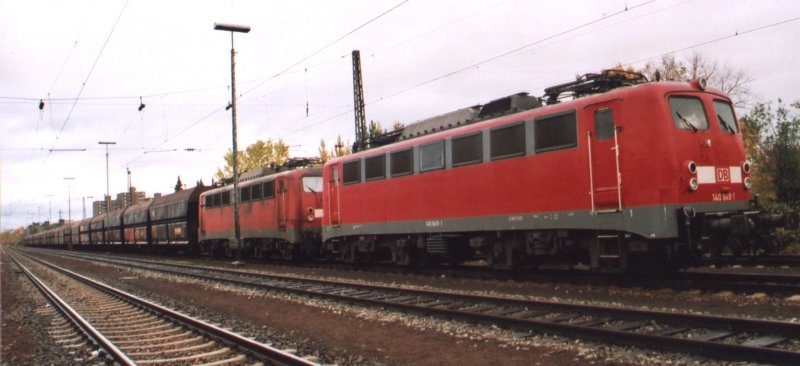 Hier stehen 140-849 und 140-800 in Kornwestheim mit einem Kohlezug (?) fr die Gubahn (?). November 2006 