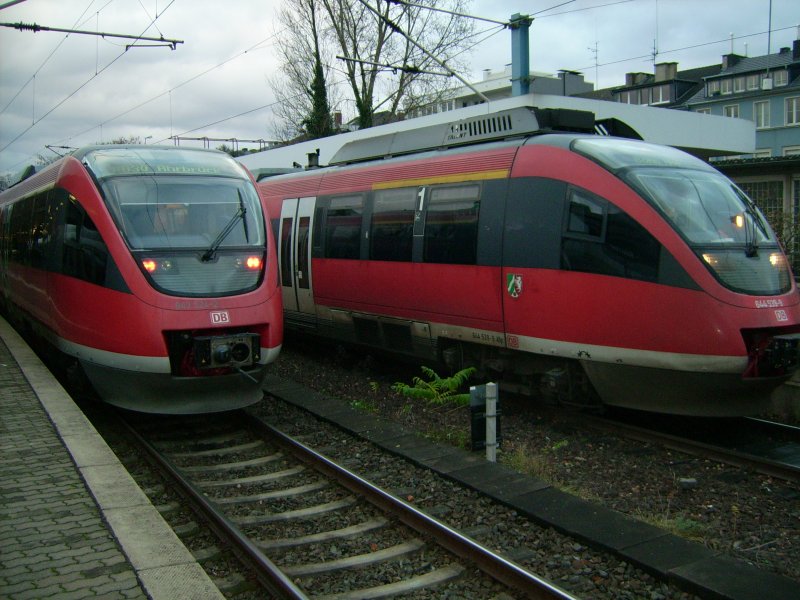 Hier stehen zwei Triebzge des Typen Talent am Hauptbahnhof von Bonn.Einer der beiden Zge wird gleich nach Ahrbrck abfaren.