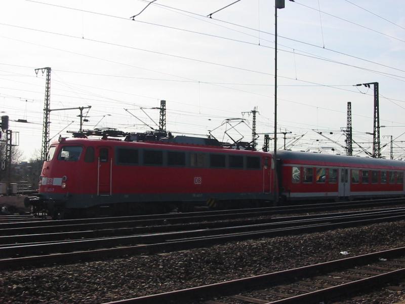 Hier steht die 110-401 und wartet auf ihrer ausfahrt aus dem Abstellbereich von Mannheim Hbf.