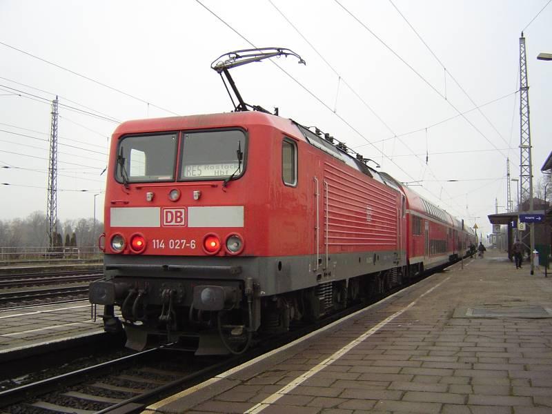 Hier steht 114 027 am Zugschlu des RE 5 nach Rostock Hbf in Zossen.