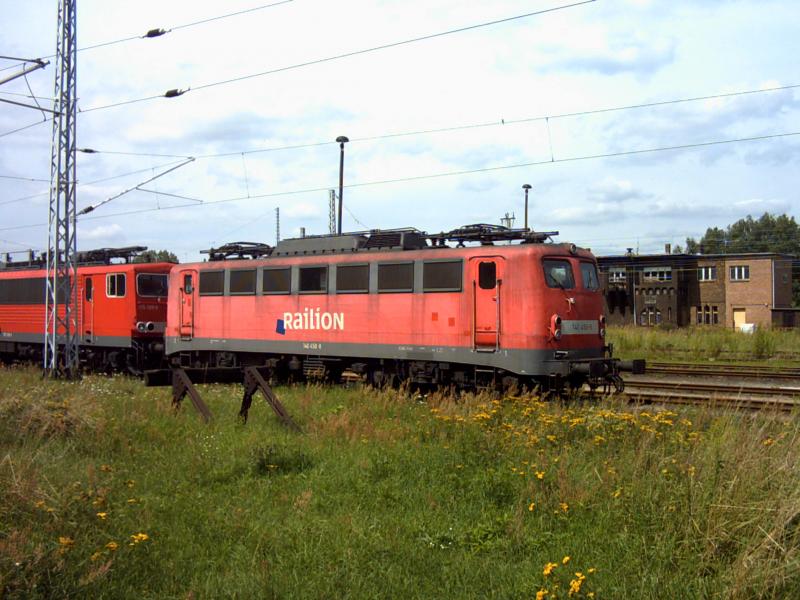Hier steht 140 450-8 in Wustermark. Es ist die einzige 140 mit Railionschriftzug.