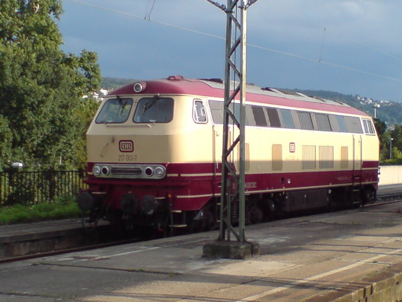 Hier steht die 217 001-7 am 09.07.2007 auf Gl.170 (17) am Stuttgarter Hbf