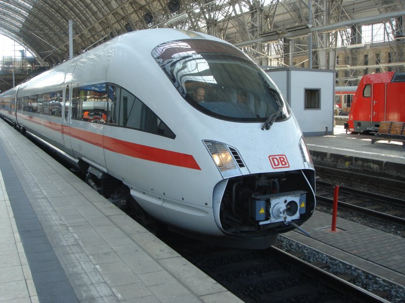 Hier steht der 30iger Zugteil des ICE 1654 aus Dresden Hbf. Es verkehrt ein Zugteil ON 28-21 (ICE-T 7 Teilig) alleine ab Frankfurt Hbf bis Wiesbaden ber Mainz. Der Zugteil mit den ON 38-31 (ICE-T 5 Teilig) verbleit in Frankfurt am Main Hbf. Aufgenommen am 25.04.06 um 10.42 Uhr.