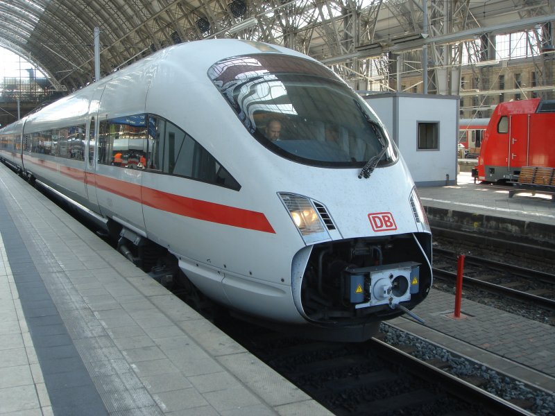 Hier steht der 30iger Zugteil des ICE 1654 aus Dresden Hbf. Es verkehrt ein Zugteil ON 28-21 (ICE-T 7 Teilig) alleine ab Frankfurt Hbf bis Wiesbaden �ber Mainz. Der Zugteil mit den ON 38-31 (ICE-T 5 Teilig) verbleit in Frankfurt am Main Hbf. Aufgenommen am 25.04.06 um 10.42 Uhr.