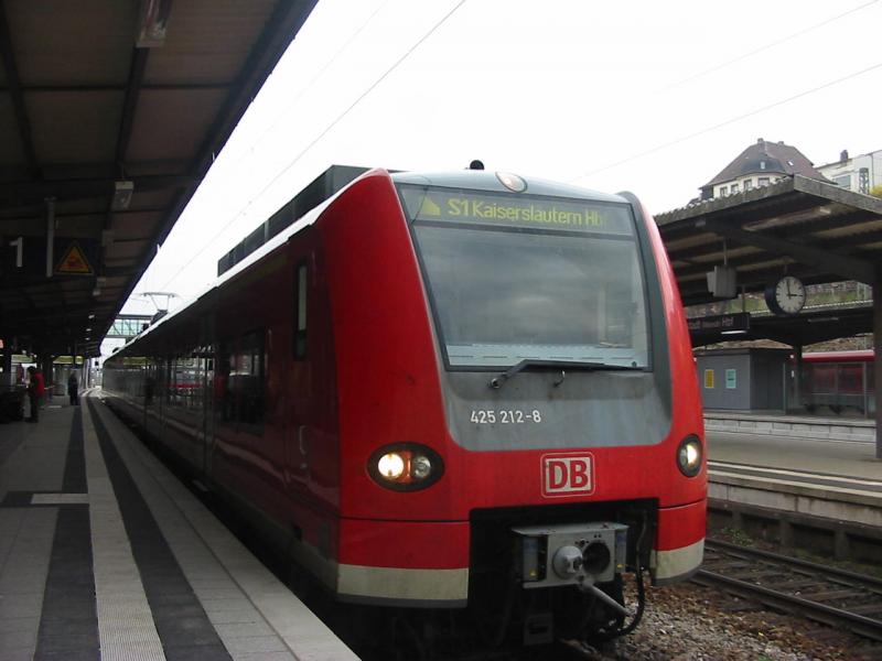Hier steht die 425-212 als S1 nach Kaiserslautern in Neustadt.