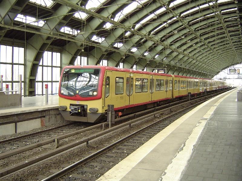 Hier steht 481 216 am 04.02.04 im Berliner Ostbahnhof.