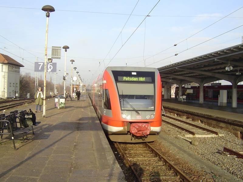 Hier steht 646 018 am 08.01.04 in Hennigsdorf zur Abfahrt nach Potsdam Hbf bereit.