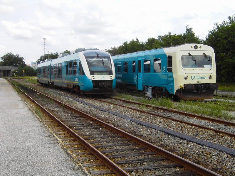 Hier steht alt und neu in Varde. Rechts steht der MR 4056 der Privatbahngesellschaft Arriva Tog A/S, links steht ein Lint41 der selben Gesellschaft. Die MR Triebzge werden langsam durch die Lint41 Zge ersetzt