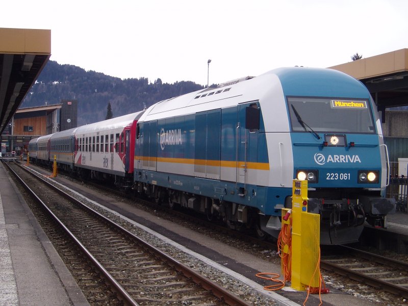 Hier steht am 27.01.2008 der ALX 86715 mit der Alex Arriva Lok BR 223 061 bereit von Oberstdorf nach Mnchen um 14:17 Uhr zu fahren. Da der Zug ALX 86710 ca. 15 Min. Versptung hatte ist der ALX 86715 zwei Minuten spter abgefahren.Das Personal hat sehr schnell bei der Umspannung der Lok gearbeitet und die Versptung um 13 Minuten verringert.