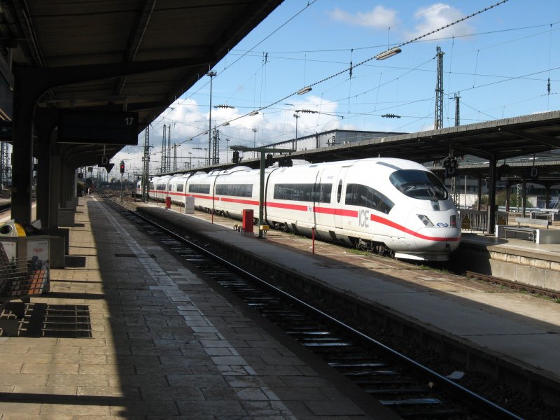 Hier steht eine Baureihe 403 auf dem Au�engleis des Bahnsteigs 18 in Frankfurt Main Hbf, 25.3.2008