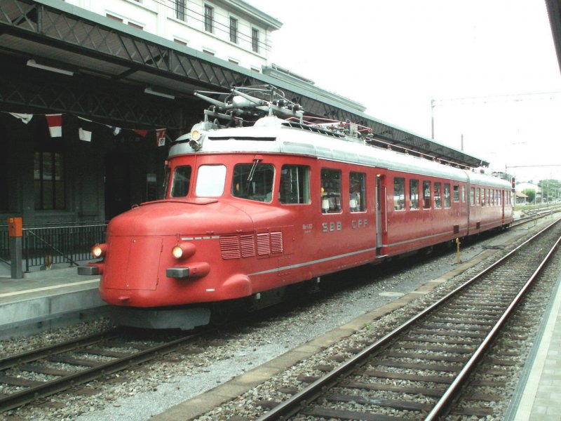 Hier steht der  Churchill Pfeil  RAe 4/8 1021 mit Gsten zur Rckfahrt vom Bahnhofsfest,am Bahnsteig in Rorschach bereit.27.08.06