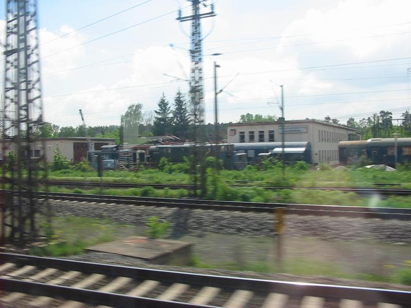 Hier steht eine E-Lok der Bauart Krokodil in den nhe von Heidelberg, Bild ist leider nicht so gut das es aus dem Zug gemacht wurde.