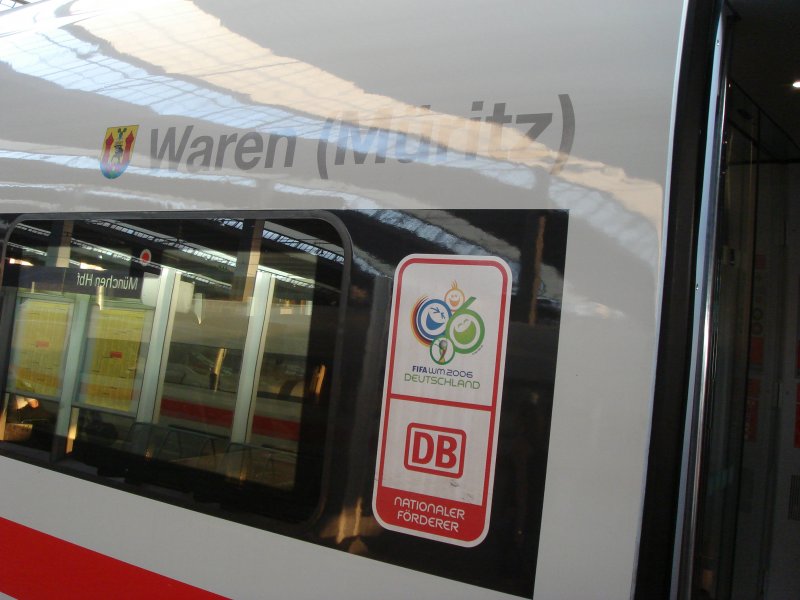 Hier steht ein ICE-T 7 teilig im Mnchner Hauptbahnhof. Der Zug kommt gerade aus Hamburg-Altona ber Berlin und Leipzig. An der Seitenscheibe befindet sich das WM Logo in Kooperation mit der Deutschen Bahn.