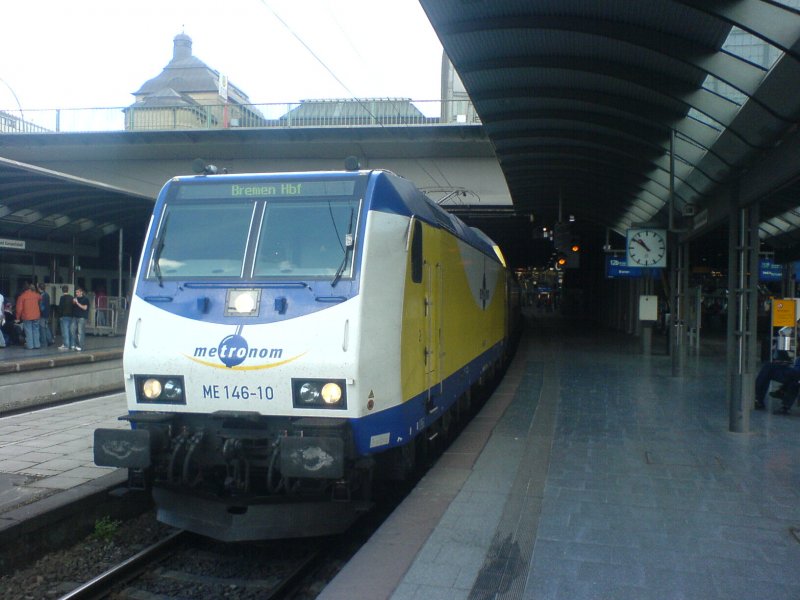 Hier steht ein Metronom im Hamburger Hauptbahnhof. Der Zug mit LOK 146-10 und 6 RE160 Wagen setzten ihre fahrt in krze weiter nach Bremen Hbf.